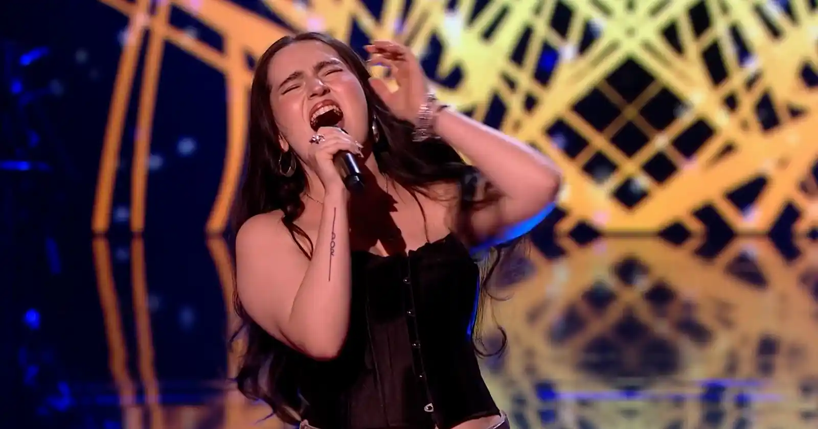 Teodora Sava din Piatra Neamț a întors toate scaunele la The Voice UK