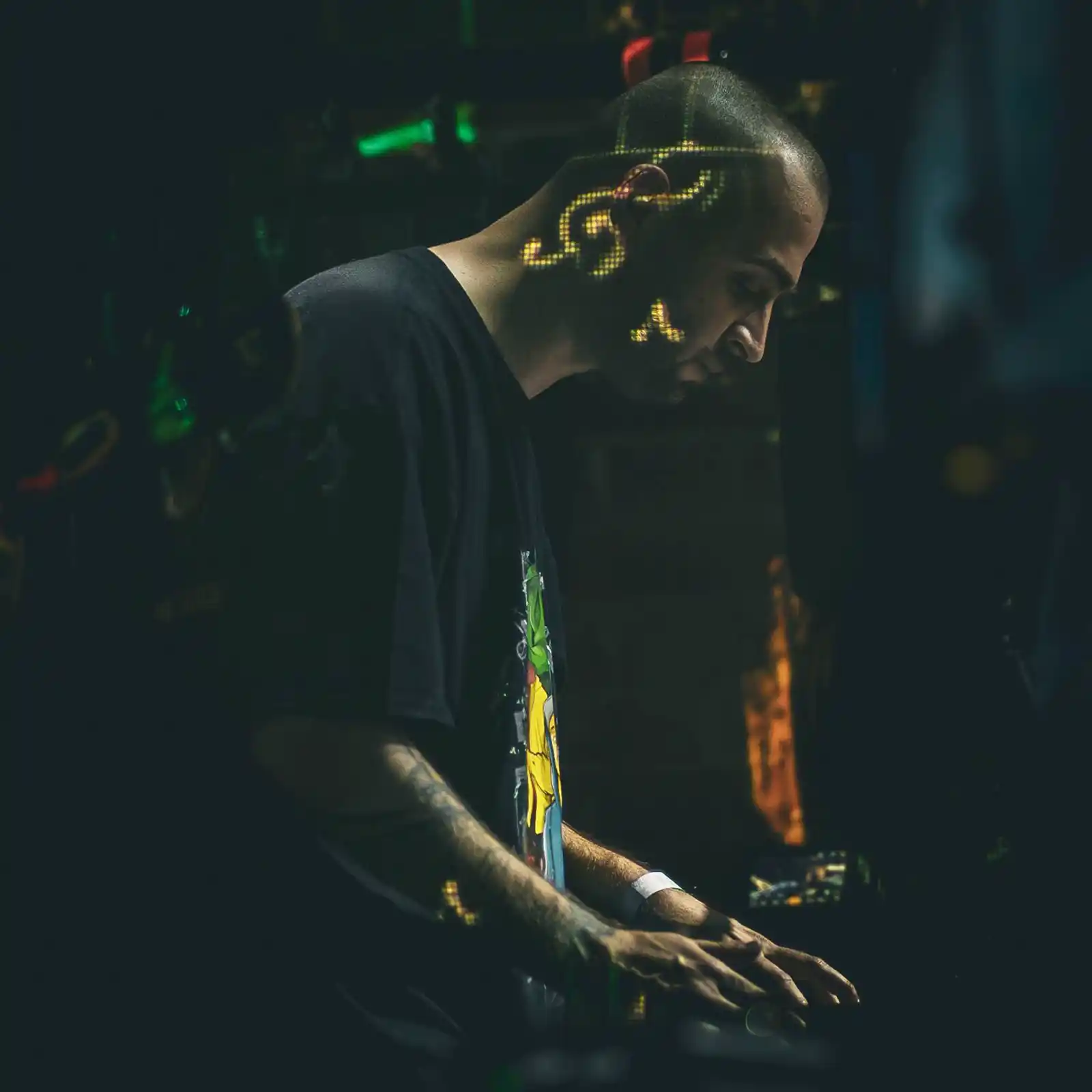 Faust x Live Band: un nou live act românesc la intersecția dintre hip-hop, jazz, funk și drum & bass Faust x Live Band: un nou live act românesc la intersecția dintre hip-hop, jazz, funk și drum & bass