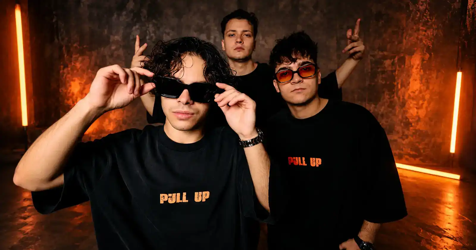 Acoustic Boyz au găsit „Combinații” perfecte între muzică și stil. Trupa lansează propriul magazin online, Pull Up