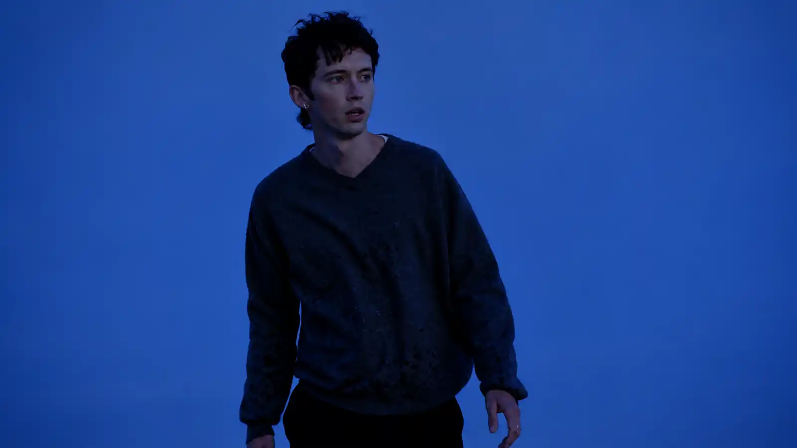 Troye Sivan lansează albumul „She’s the Best” și videoclipul noului single „FF” Troye Sivan lansează albumul „She’s the Best” și videoclipul noului single „FF”