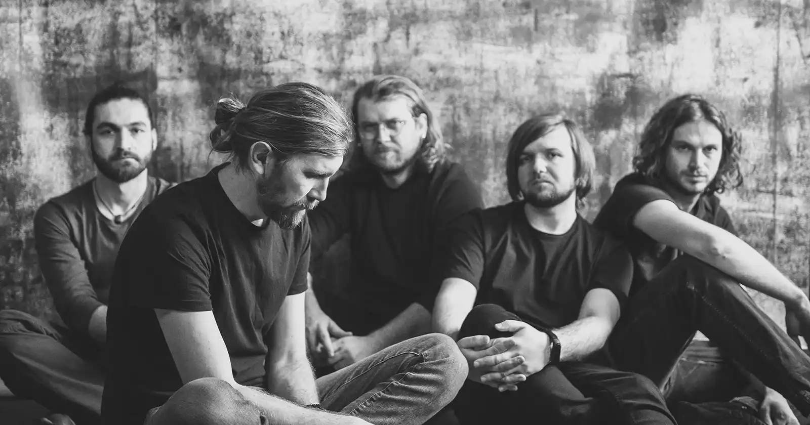 Pinholes sărbătorește 15 ani de muzică melancolică, ecouri, metafore și sentimente care nu se lasă ușor puse în cuvinte Pinholes sărbătorește 15 ani de muzică melancolică, ecouri, metafore și sentimente care nu se lasă ușor puse în cuvinte
