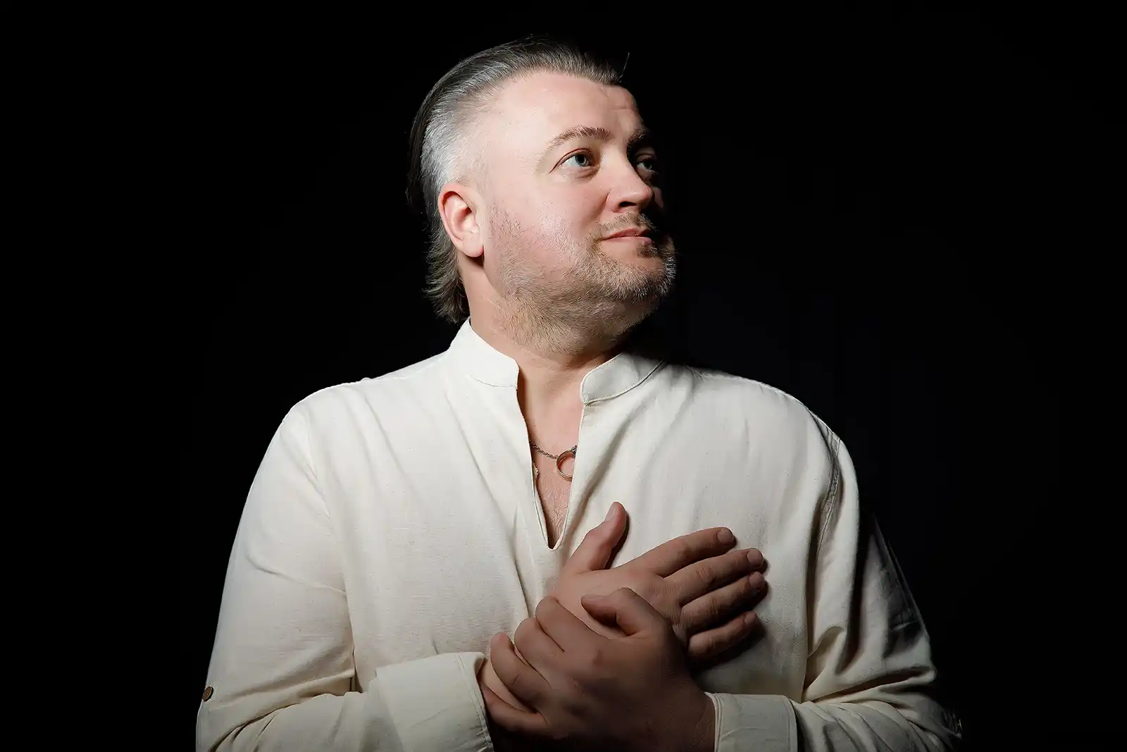 Interviu cu Vali Boghean: „Folclorul românesc și istoria neamului nostru sunt cea mai valoroasă sursă de inspirație” Interviu cu Vali Boghean - poza de studio